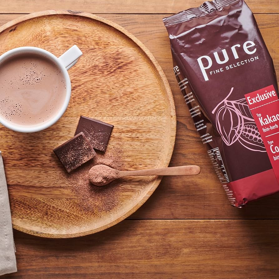 PURE-kaakaojuomajauhetta ja kupillinen kaakaota